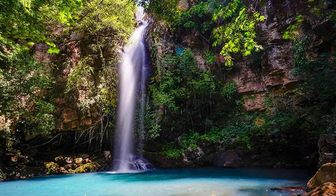 uma cachoeira nos jugles da costa rica