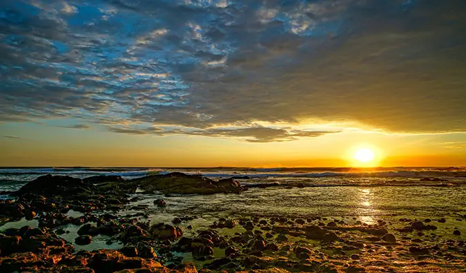 Ein strahlender Sonnenuntergang über dem Meer in Costa Rica