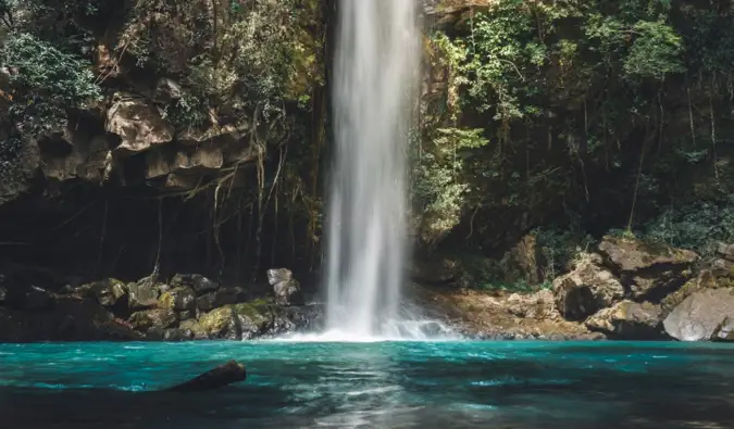 Una foto de mal humor d'una bella cascada a Costa Rica