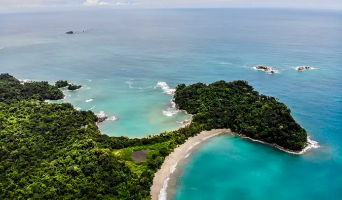 Satu tembakan dron di atas pantai yang indah di Costa Rica