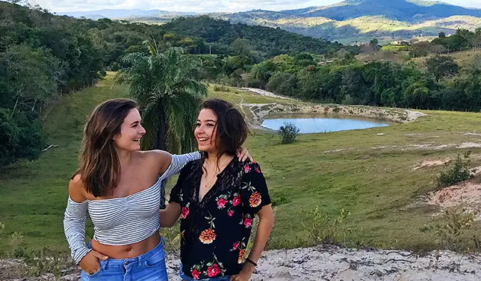 Celinne da Costa e una nuova amica posano per una foto davanti ad un paesaggio scenografico