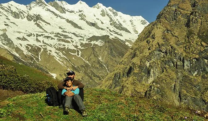 Boş Rusacks'tan Vikram ve Ishwinder karla kaplı dağların yakınındaki bir tepede birlikte oturuyorlar