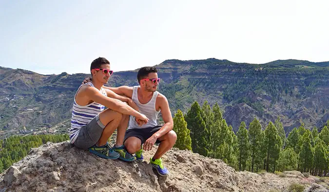 auston och david från två dåliga turister som poserar på en klippa medan de vandrar