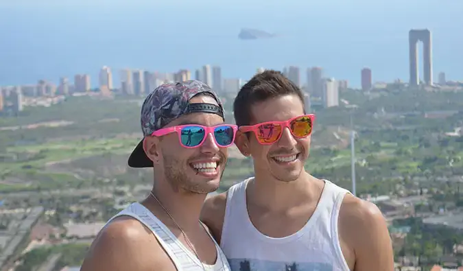 Auston e David de dois turistas ruins posando para uma foto enquanto viajam