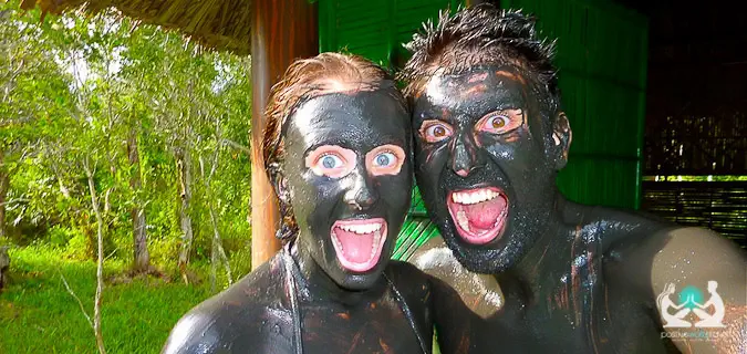 Un petit ami et une petite amie en voyage couverts de boue à l'étranger explorant le monde ensemble en couple