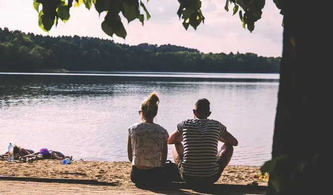 Keliaujanti pora vasarą sėdi prie didelio didelio