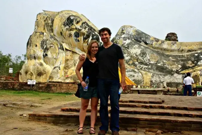 Dos viajeros posando juntos para una foto en Asia