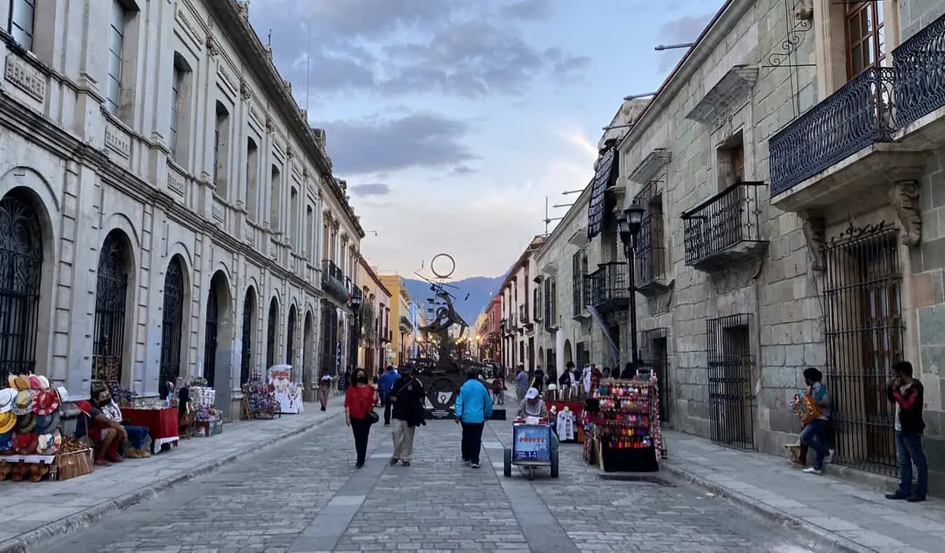 Una tranquila calle histórica en México