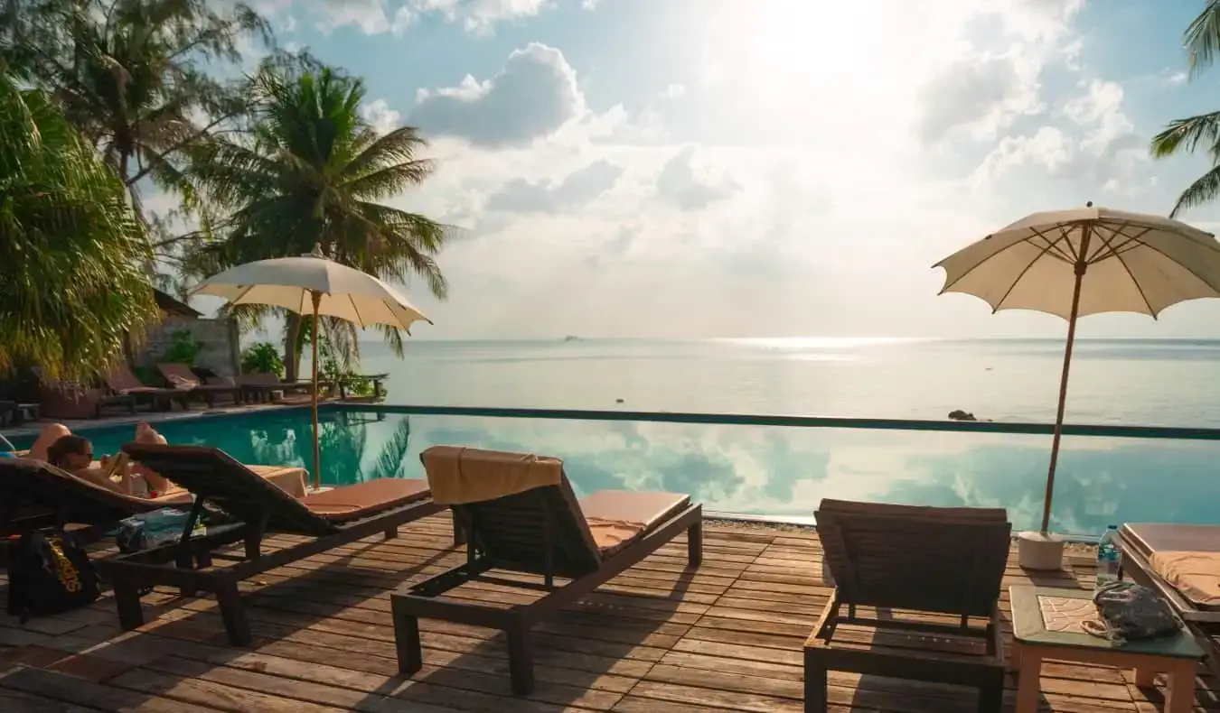 Isang nakamamanghang tanawin sa isang magandang resort sa tabi ng isang infinity pool sa ibang bansa