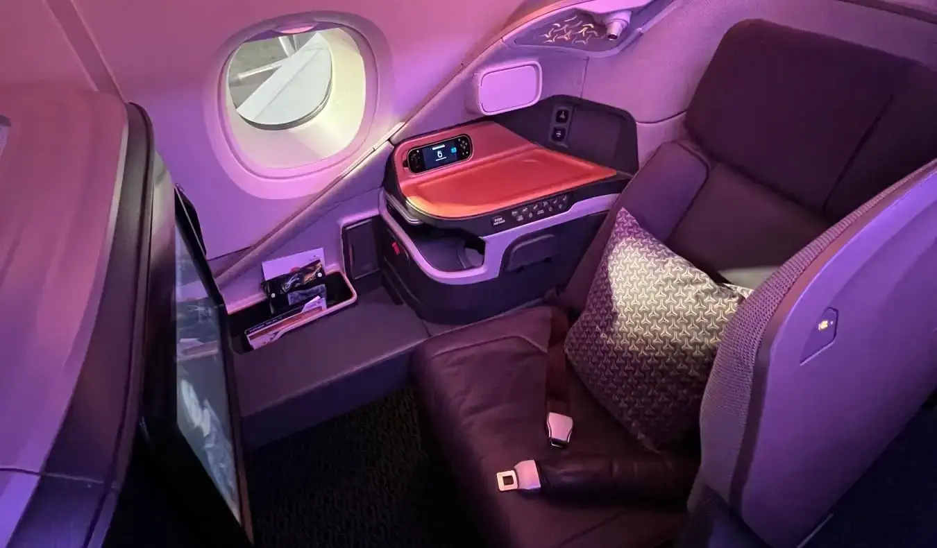 Geräumiger Sitzplatz in der Business Class im Flugzeug