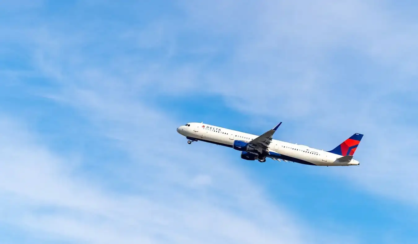 Ein Delta-Flugzeug steigt nach dem Start in den USA in einen strahlend blauen Himmel