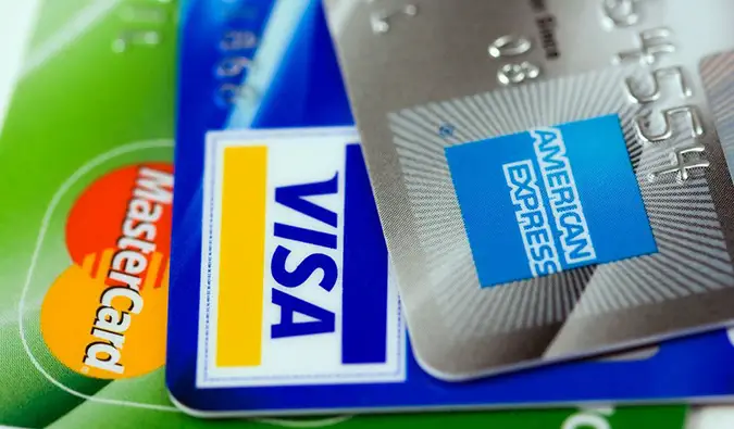 isang assortment ng business credit card, kabilang ang Visa, Mastercard, at American Express