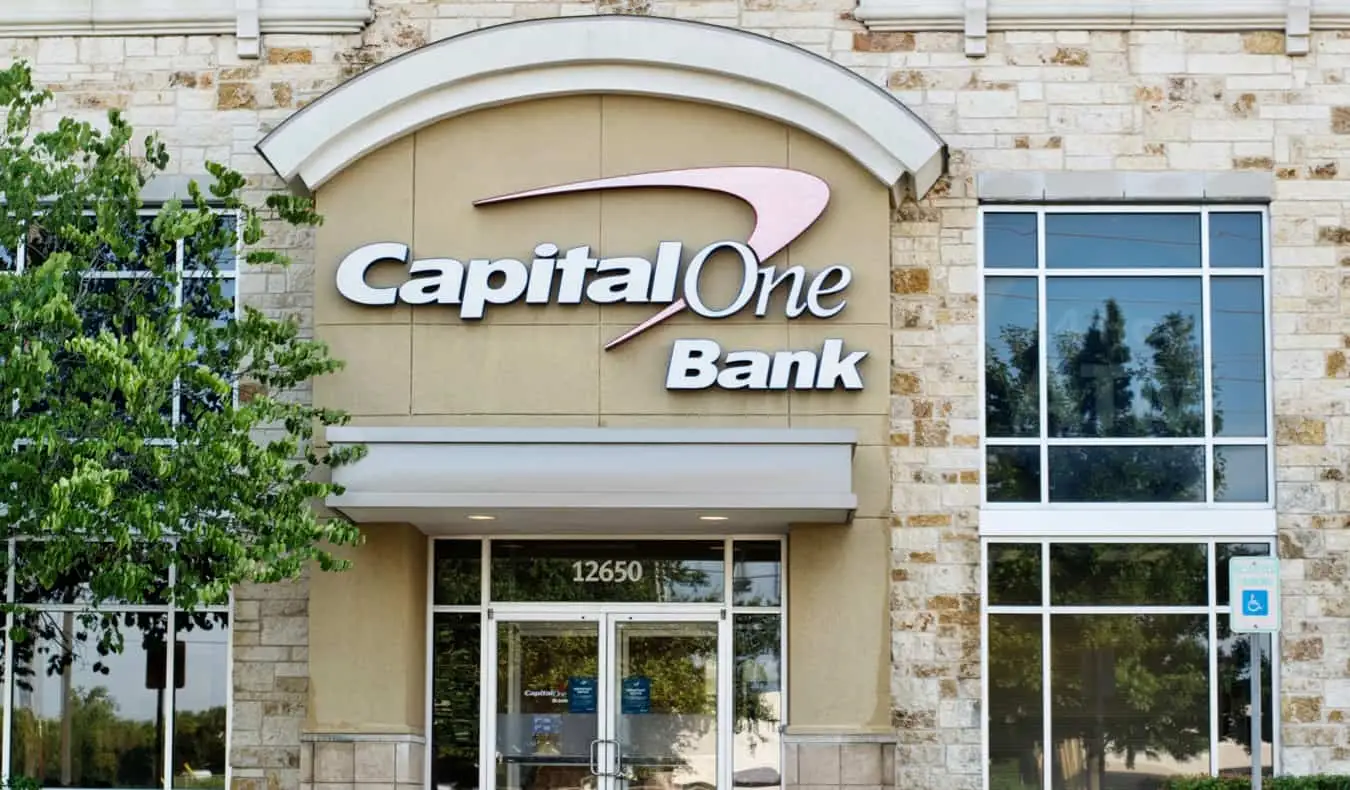 Eksteriøret til en Capital One-bank i USA