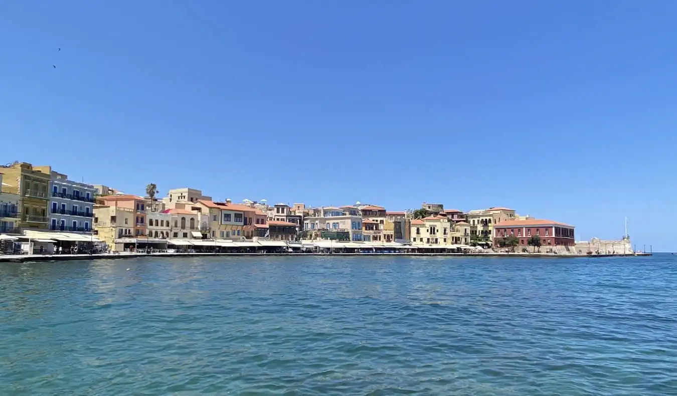 La costa escarpada y las aguas cristalinas de Creta, Grecia