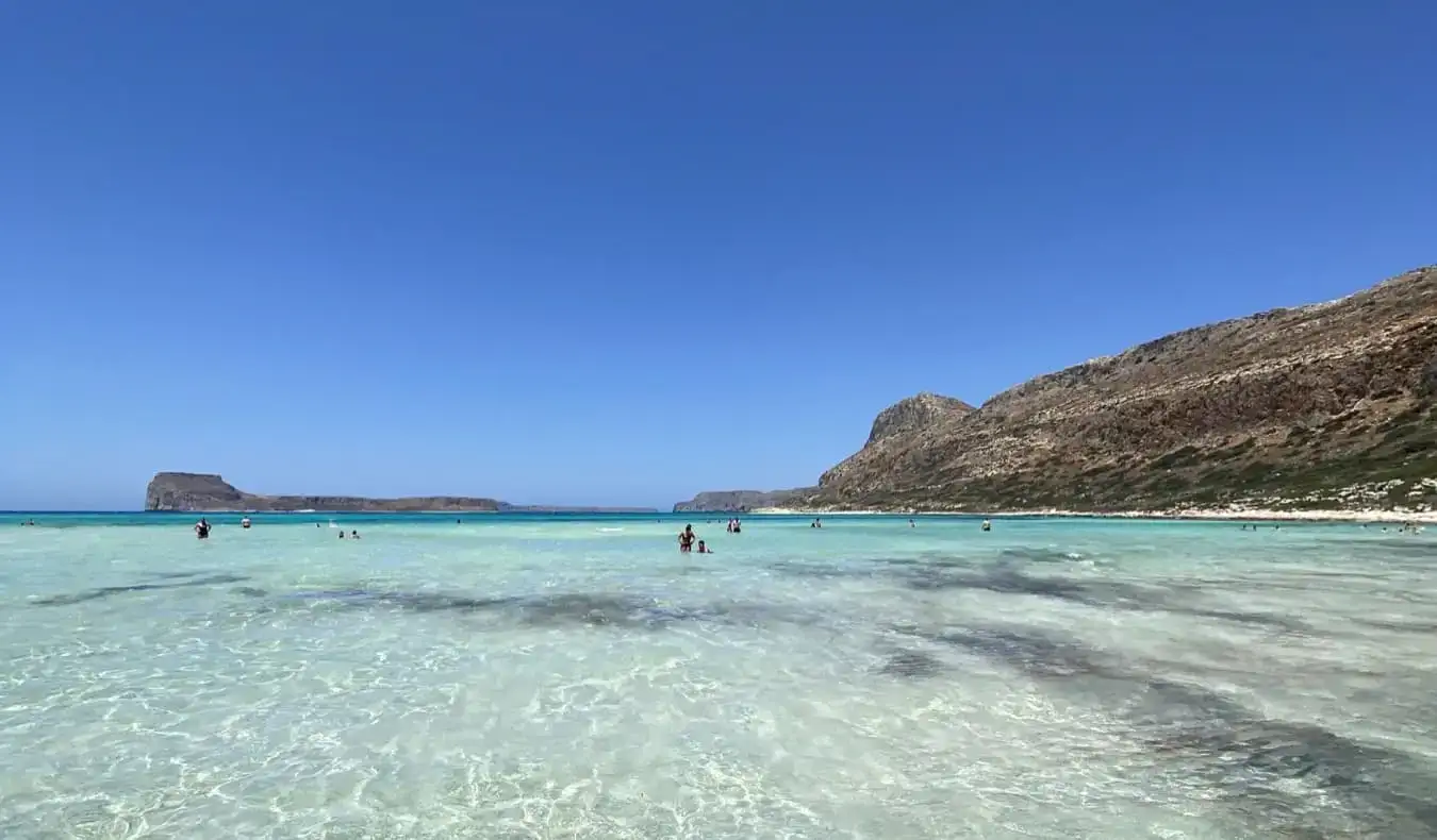 Pantai yang jernih dan tenang di Kreta pada hari yang cerah