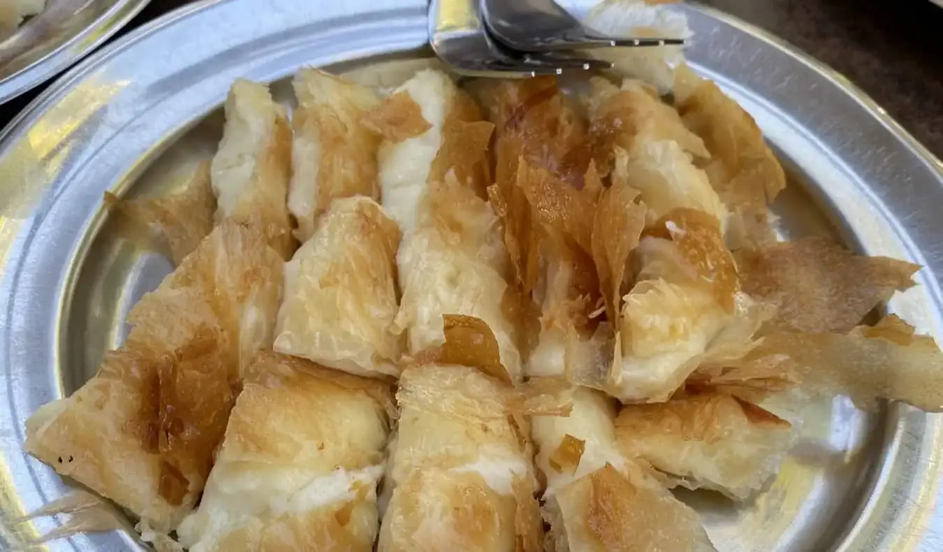 Un plato de deliciosa comida tradicional griega en Creta, Grecia