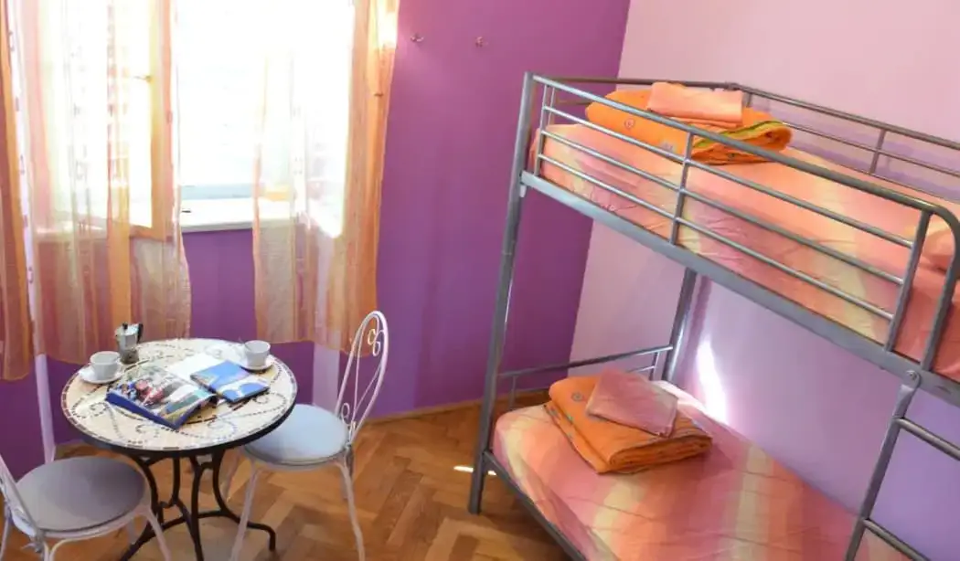 Интериорът на малко общежитие с двуетажни легла в Old Town Hostel в Сплит, Хърватия