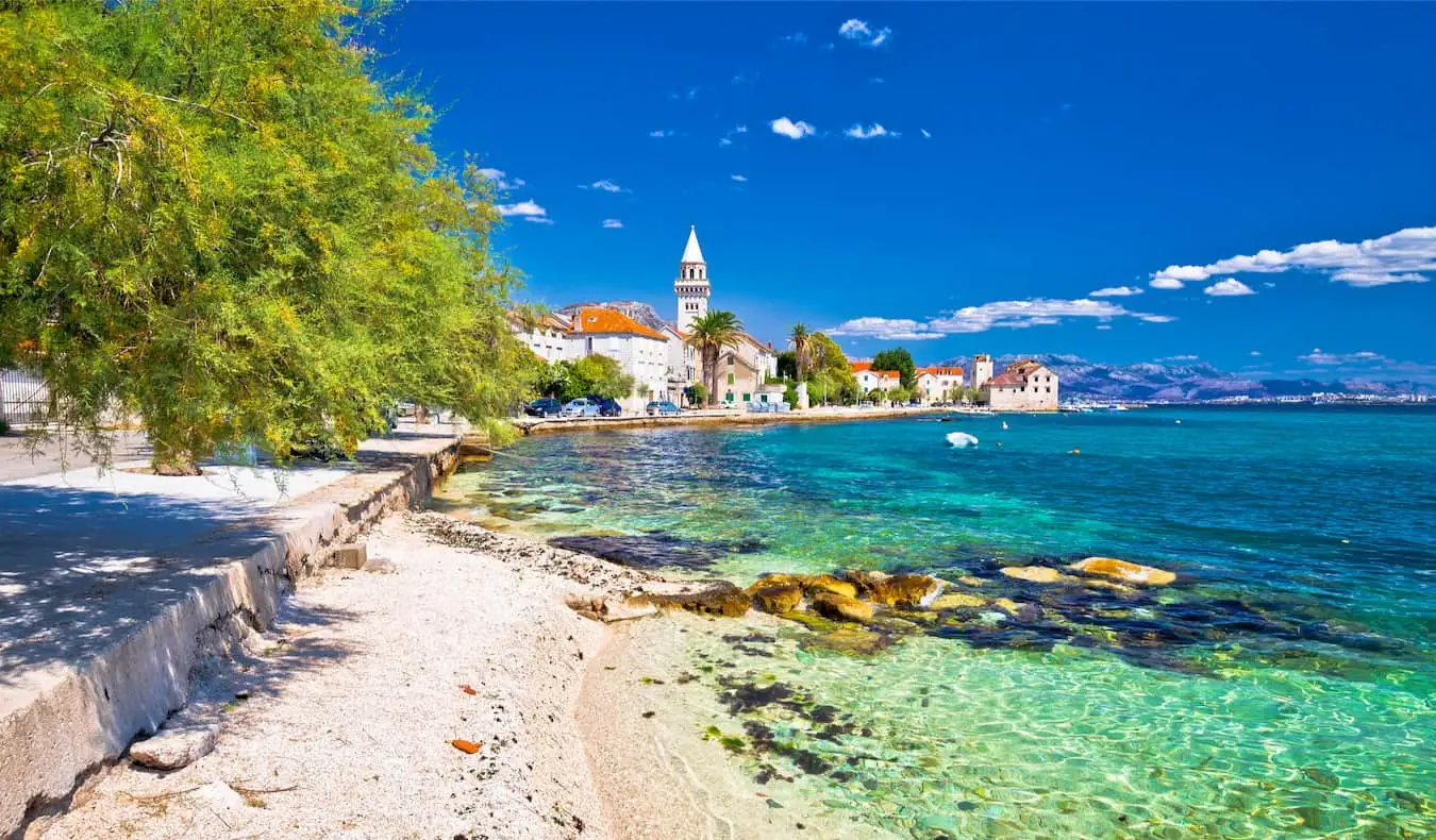 Pinggir pantai Split, Croatia yang menakjubkan pada hari cerah yang indah