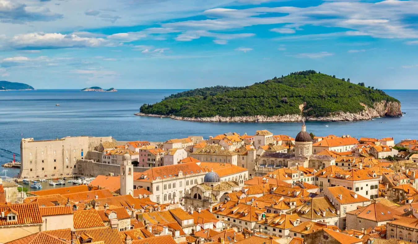 Pemandangan menakjubkan Kota Tua Dubrovnik, Kroasia dengan Laut Adriatik di kejauhan