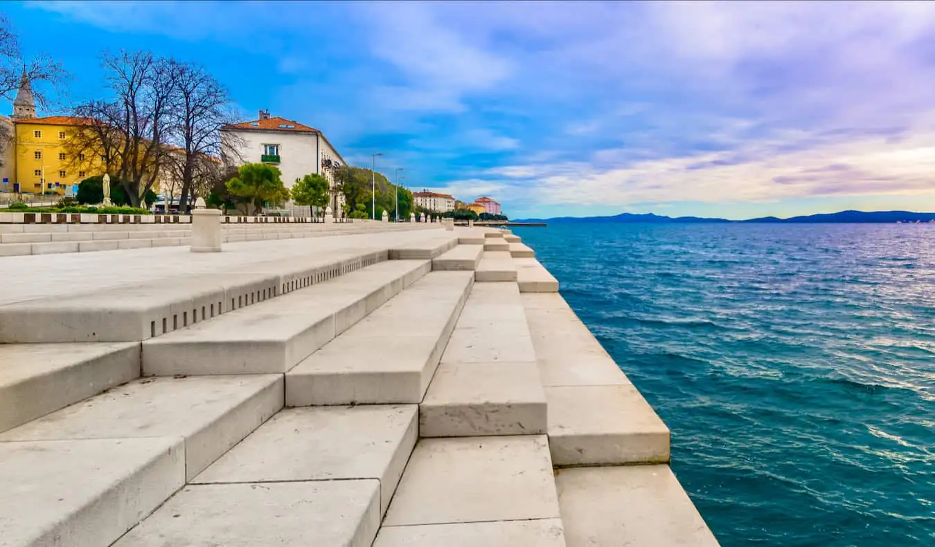 Những bậc đá dài dọc theo bờ biển Dalmatian của Zadar ở Croatia