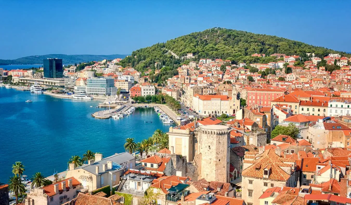 Eine herrliche Aussicht auf Split, Kroatien an einem hellen und sonnigen Sommertag