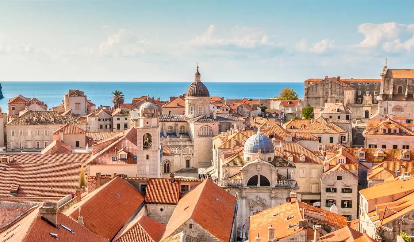 Historické staré budovy a domy v Dubrovníku