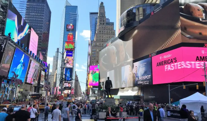 Die Touristenmassen drängen sich auf dem kitschigen Times Square in New York City