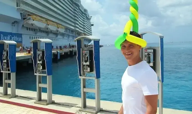 Nomadic Matt en un crucero por el caribe con un gracioso sombrero globo