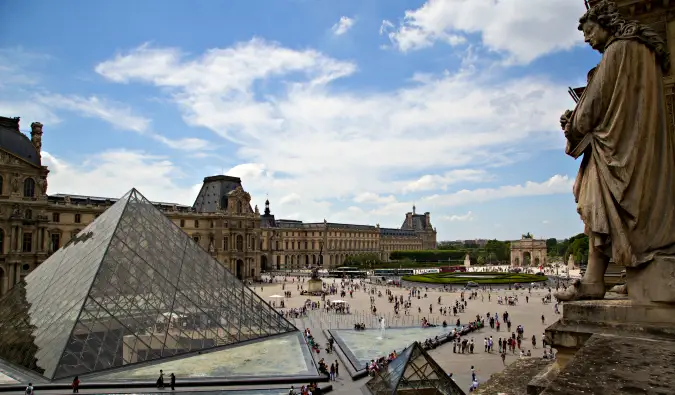 Museet trängs och turister packas in i Louvren, Paris, Frankrike