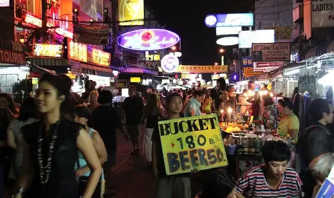 Turistas abarrotados en Khao San Road en Bangkok, Tailandia