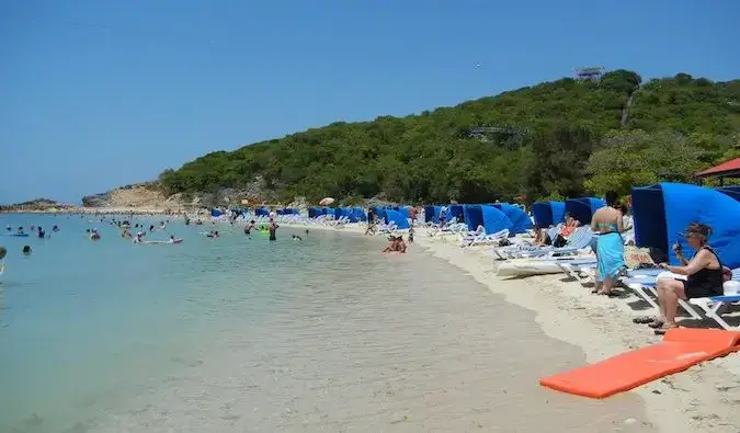 Spiagge affollate piene di gente della nave da crociera