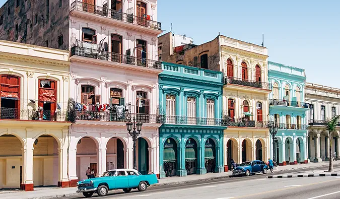 kleurrijke gebouwen in het centrum van Havana