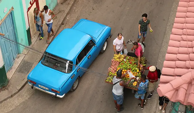 prodajalci, ki prodajajo sadje na ulici v Havani