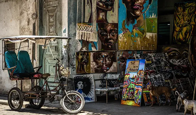 Una bicicleta estacionada afuera de una tienda de arte en Cuba