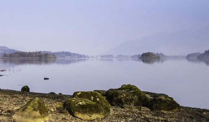 Den vackra kustlinjen i Lake District i England