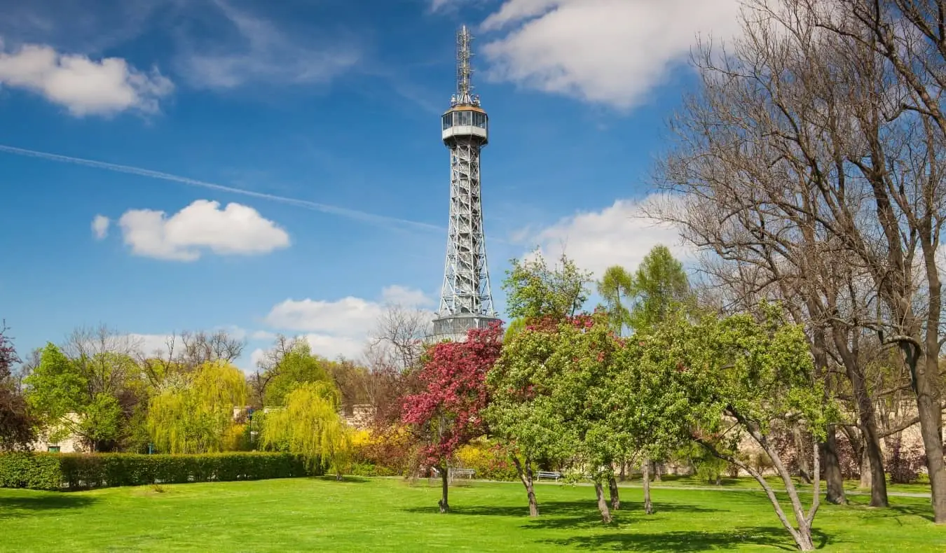 La torre Petrin de acero que se eleva desde un parque lleno de árboles en Praga, República Checa