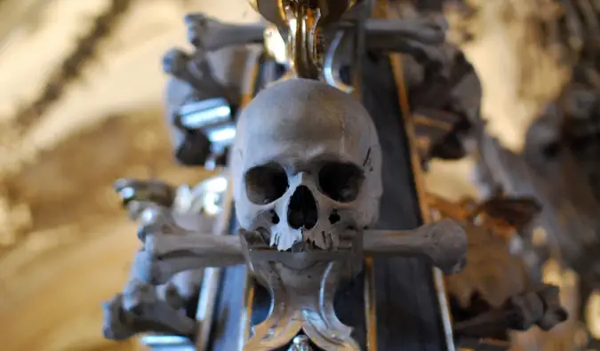 Et revnet kranium i sedlec ossuary i Prag