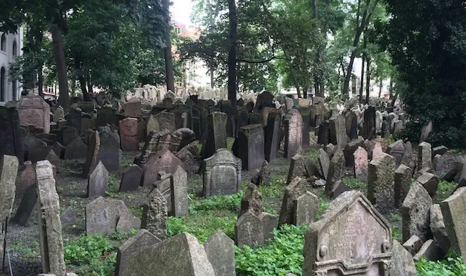 pierres tombales du cimetière juif de Prague