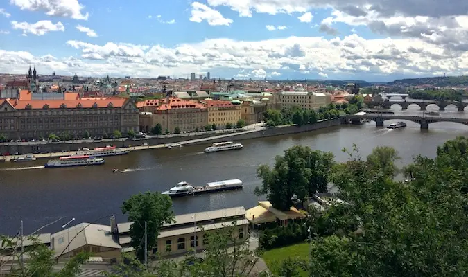 widok na pragę z parku letenske sady w pradze