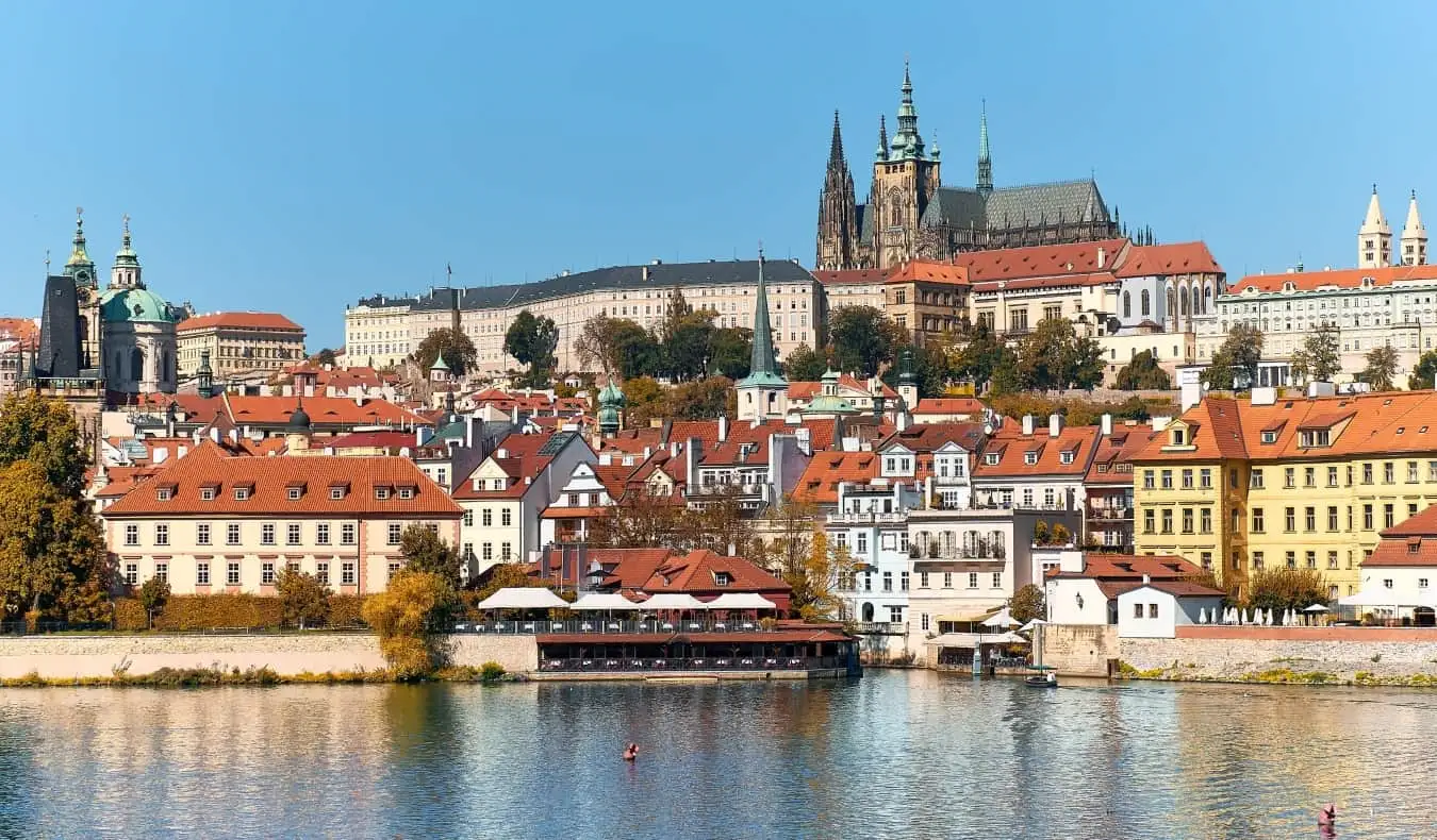 Ang tanawin na tinatanaw ang Old Town sa Prague, Czechia sa isang maaraw na araw ng tag-araw