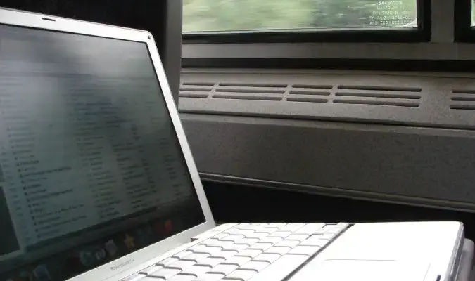 Laptop die overdag met de trein naar het buitenland reist