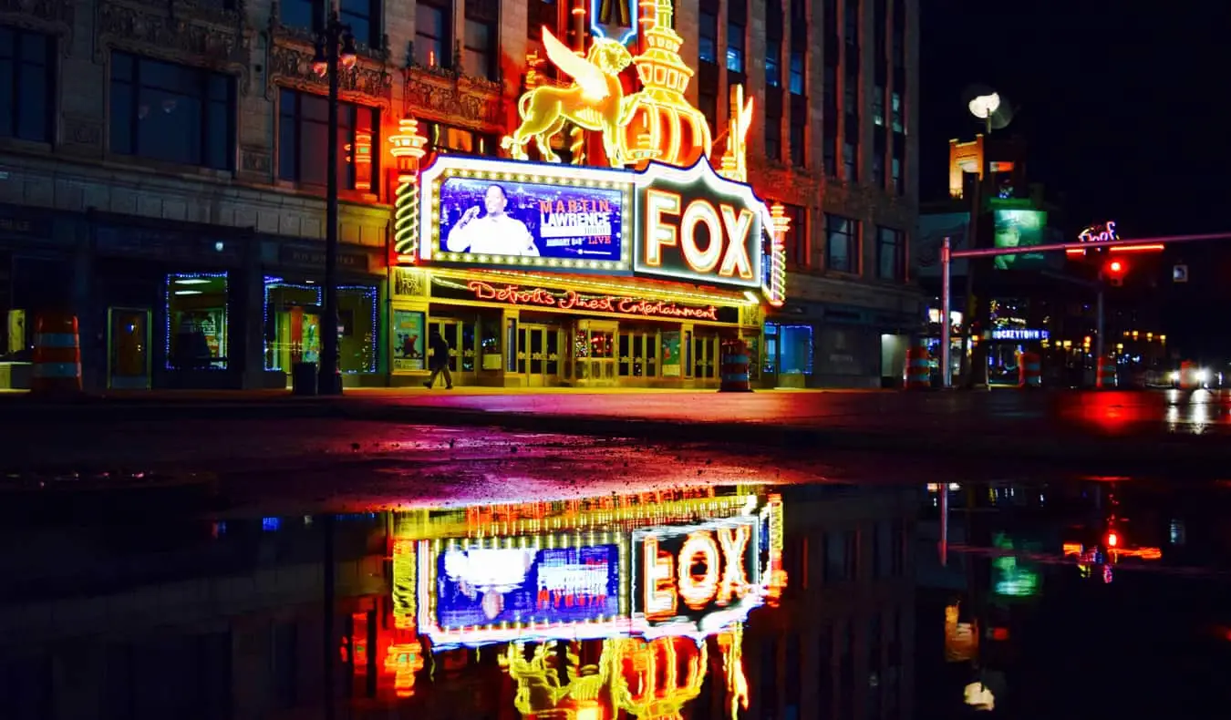 Teater Fox di Detroit menyala di malam hari