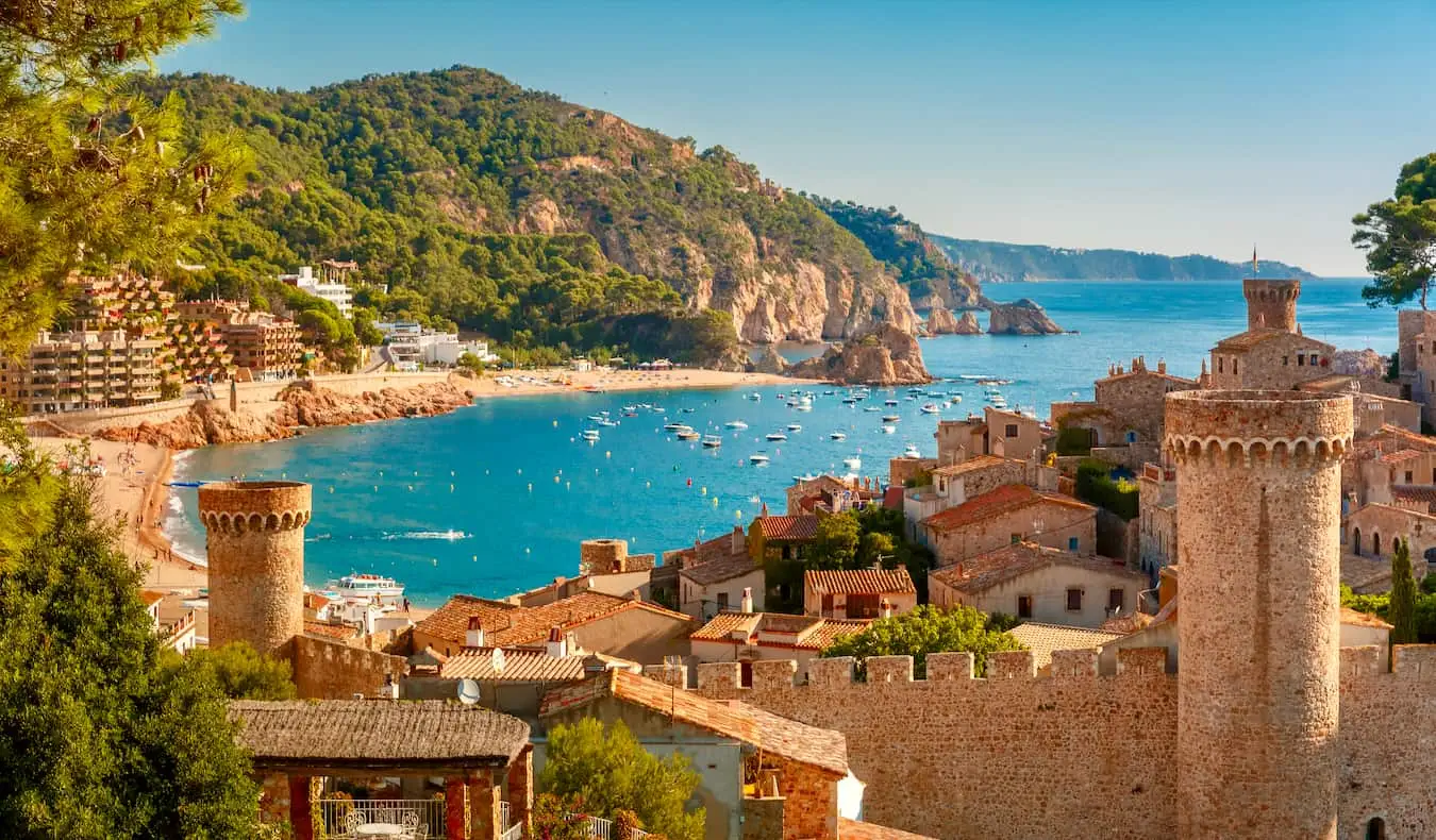 En naturskön utsikt över det historiska muromgärdade området i en stad i soliga Spanien under en sommardag