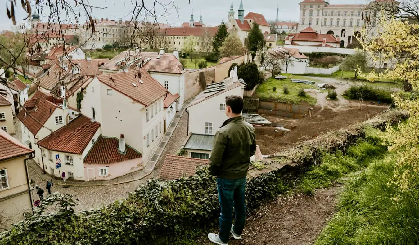 Vlak koji putuje duž krševitih sela Italije na liticama u zalazak sunca