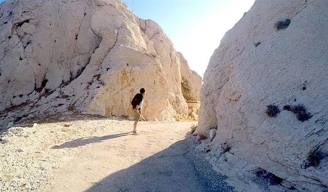 Dan, een blinde reiziger, op de Iles du Frioul buiten Marseille, Frankrijk