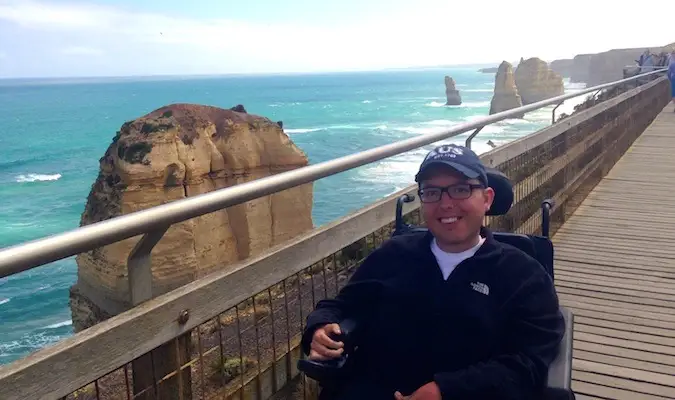 Cory Lee rejser på strandpromenaden i Australien