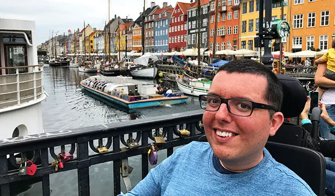 Cory Lee posando para una foto en Copenhague cerca del agua