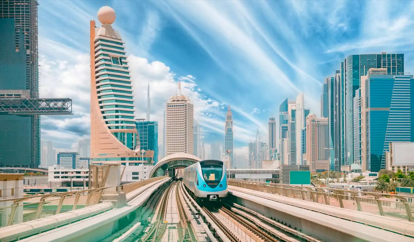 Den massive, ruvende sentrumskjernen av Dubai sett fra de travle monorail-sporene