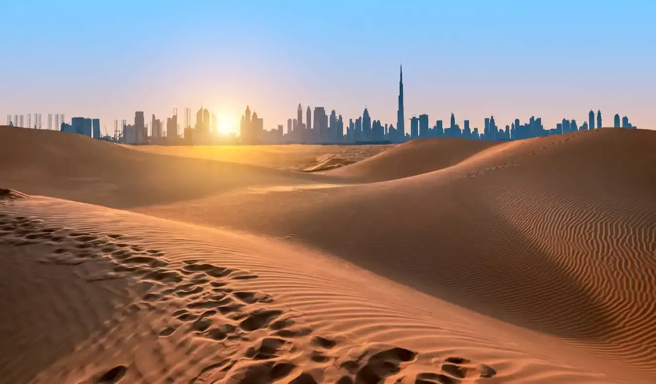 Den tårnhøje skyline af Dubais centrum, set fra de gyldne klitter lige uden for byen