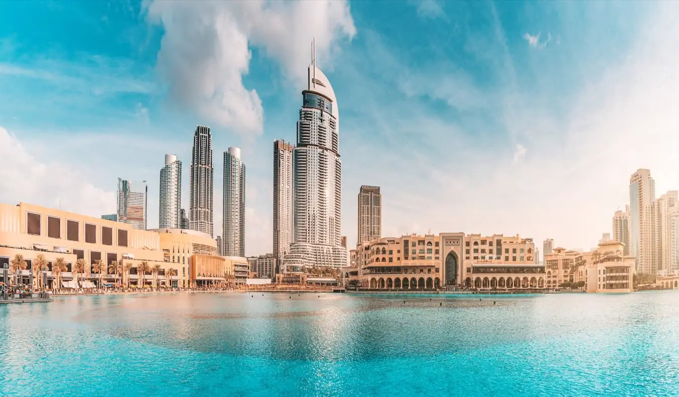 Den tårnhøje skyline af Dubais centrum, set fra vandet med enorme bygninger i baggrunden